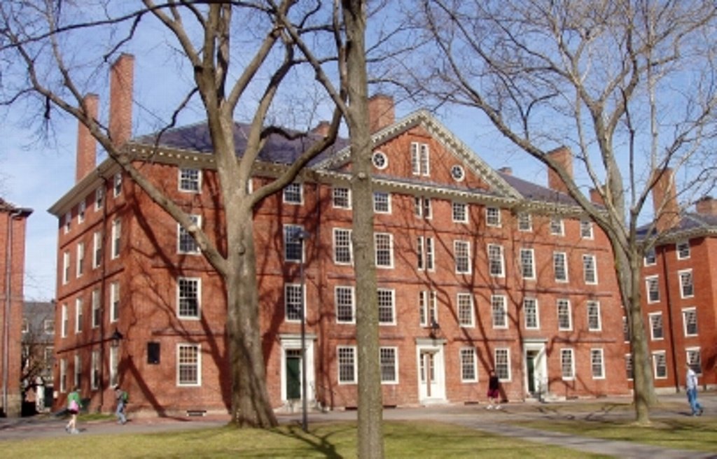 Detienen a hombre armado en universidad de Harvard
