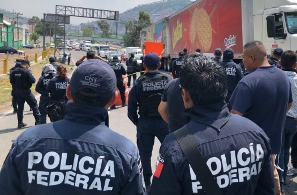 Policías federales bloquean carriles en Periférico Oriente; exigen pagos pendientes