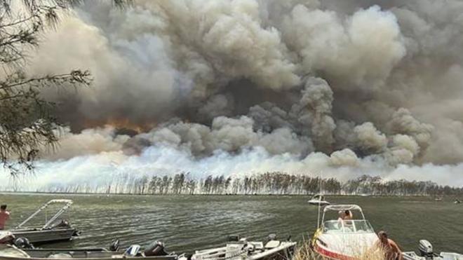 Rescatan por mar miles de personas atrapadas por incendios en Australia