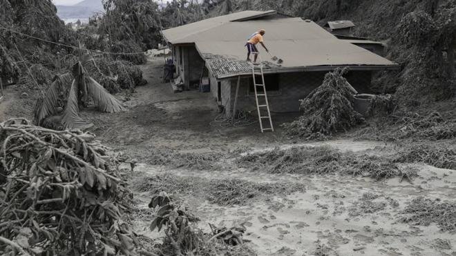 Filipinas concede 24 horas para dejar zonas de riesgo por volcán Taal