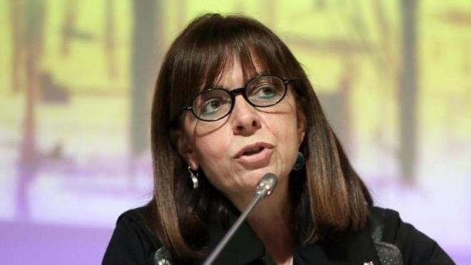 Grecia elige por primera vez a una mujer como jefa de Estado