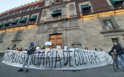 Artistas protestan en Secretaría de Cultura por supuesto adeudo de pagos