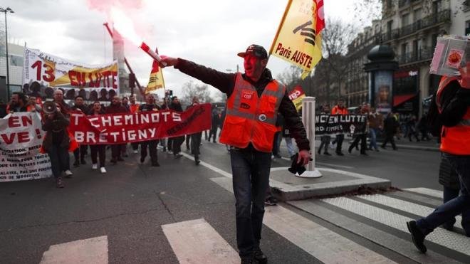 Franceses salen de nuevo a las calles para frenar reforma de pensiones