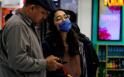 Tercera ola pega a jóvenes sin acceso a salud; contagios aumentaron 55% en 10 días