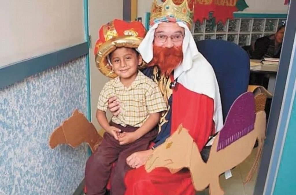 Doctor vestido de Rey Mago lleva sonrisas a niños enfermos de cáncer