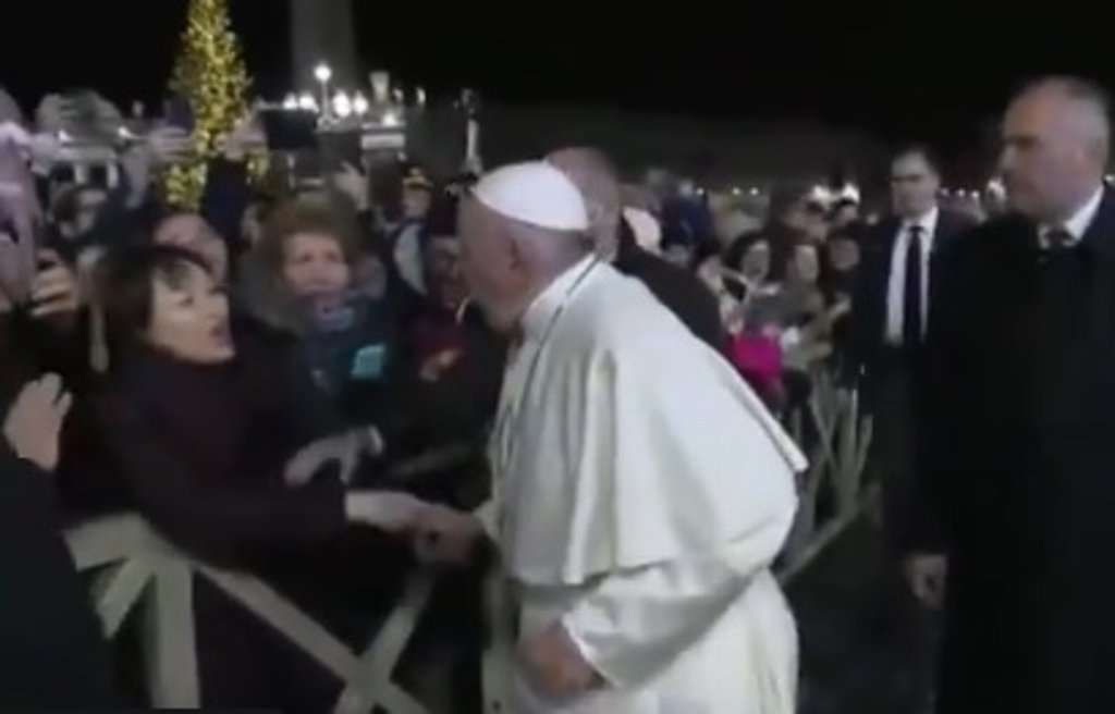 El Papa Francisco golpea a mujer que lo jaló
