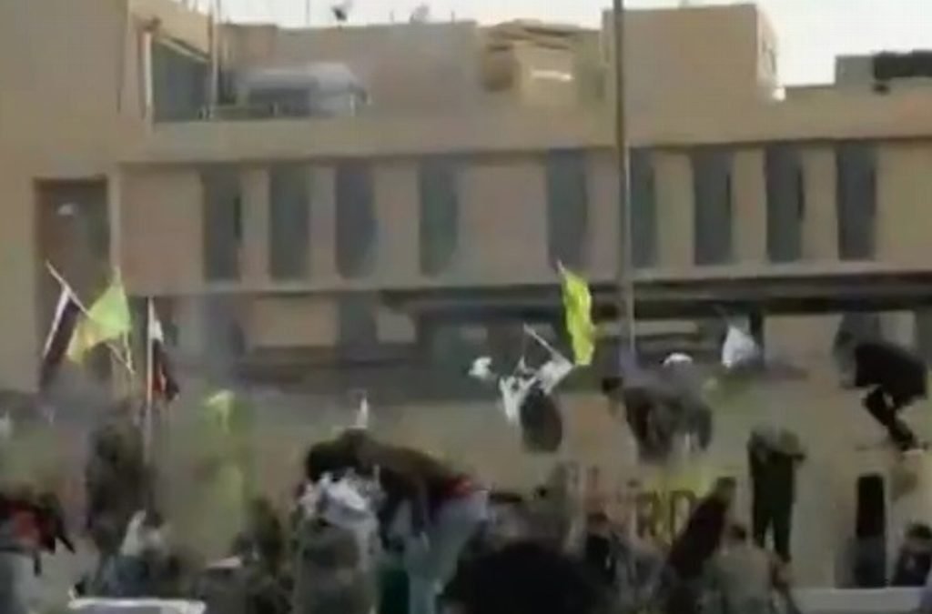 Tropas de EU lanzan gas lacrimógeno frente a su Embajada en Irak