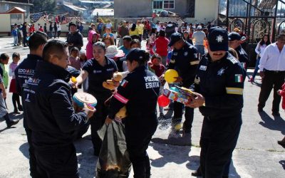 Polícias del Edomex entregan juguetes a niños de escasos recursos