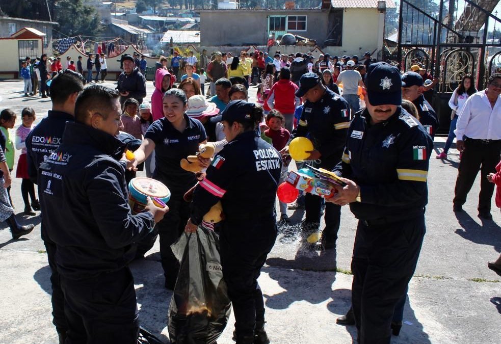 Polícias del Edomex entregan juguetes a niños de escasos recursos