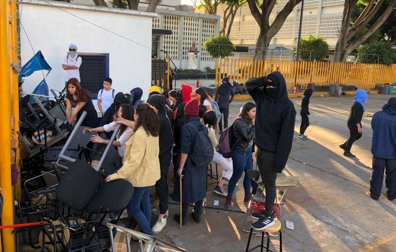 La Prepa 9 sigue en paro luego de un fallido intento de abrir el plantel