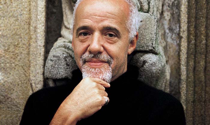 Paulo Coelho borra libro para niños que escribía con Bryant