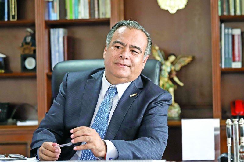 Raymundo Collins no ha abandonado el país: Godoy