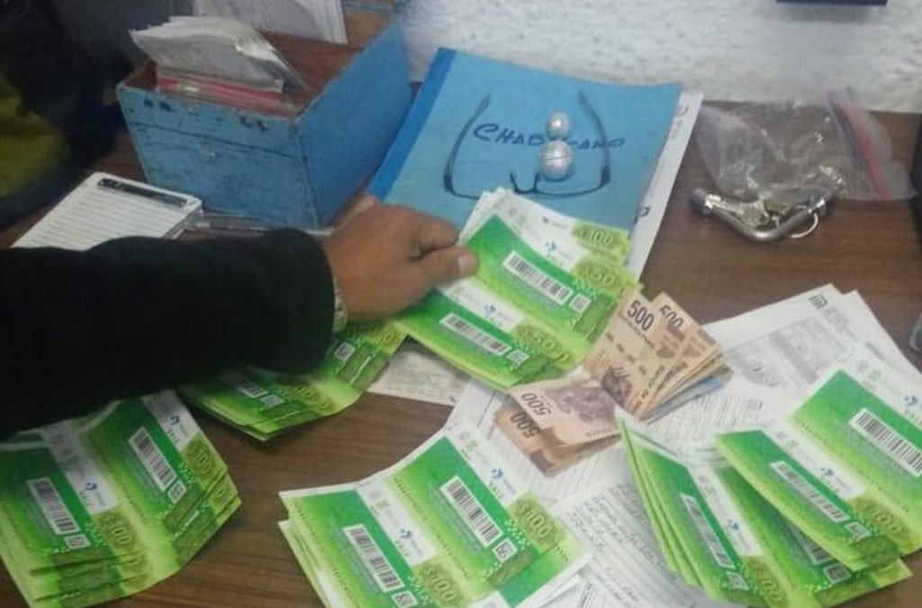 Halla cartera con más de 10 mil en el Metro y la regresa