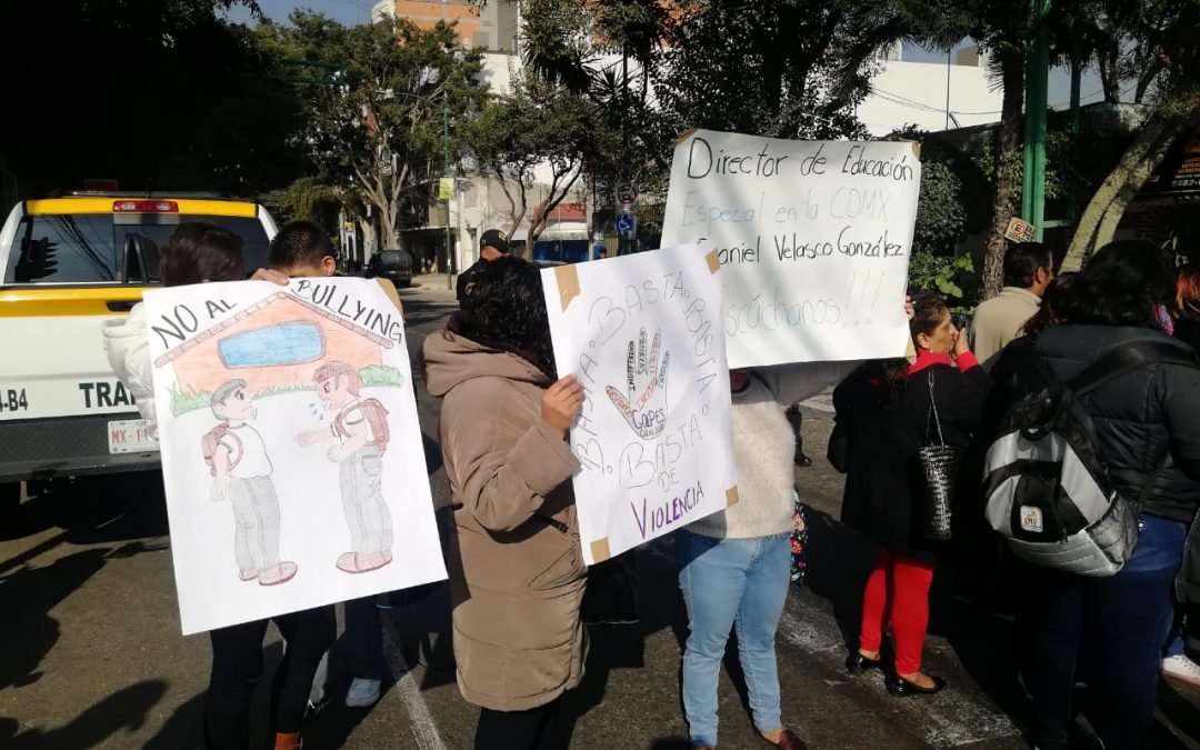 Padres de Familia bloquean calles