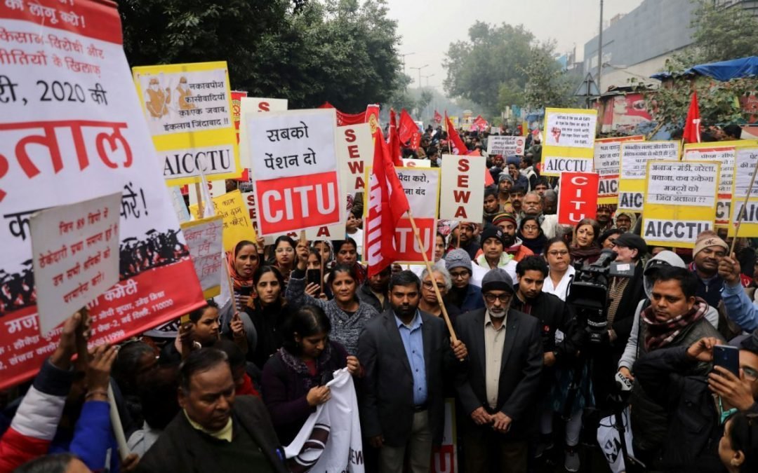 Huelga de sindicatos paraliza actividades en la India