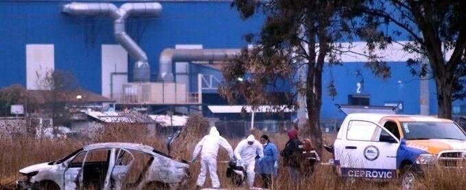 Hallan cinco cuerpos calcinados dentro de auto en Puebla