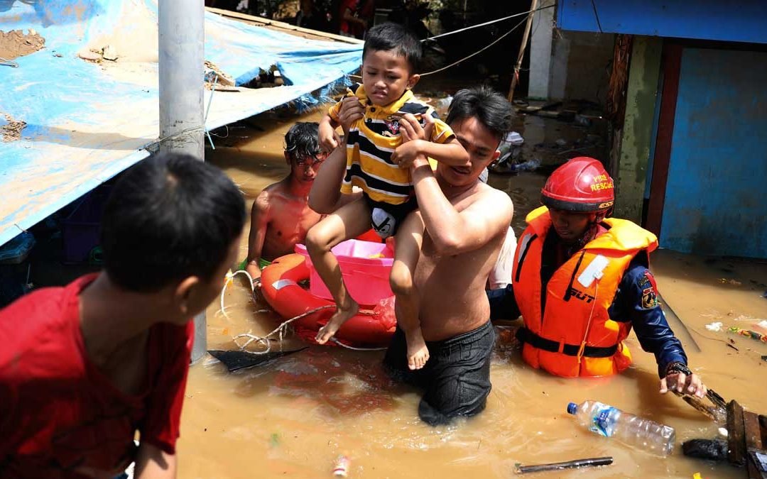 Inundaciones en Indonesia deja 21 muertos.