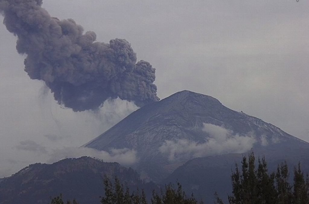 Explosión en el Popocatépetl genera fumarola de 3 kilómetros