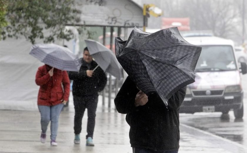 Esperan fuertes lluvias por frente frío, 29 en el sureste del país.