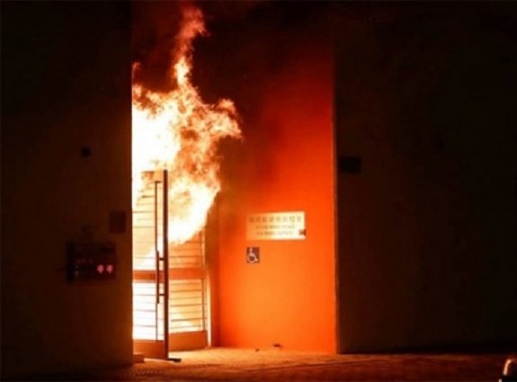 Con bombas molotov atacan edificio con afectados de Coronavirus