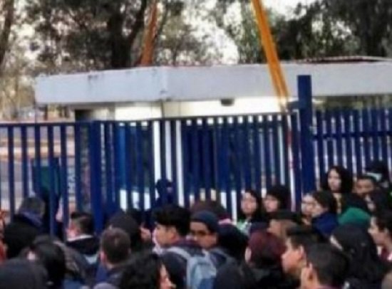 Encapuchados toman FCPyS de la UNAM