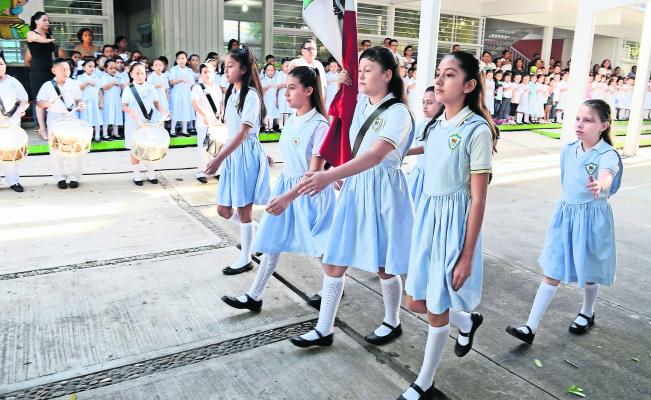 Regresan a clases un millón mil alumnos de educación básica Línea Política