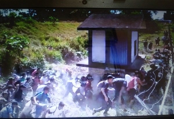 Migrantes centroamericanos cruzan frontera de México en Chiapas