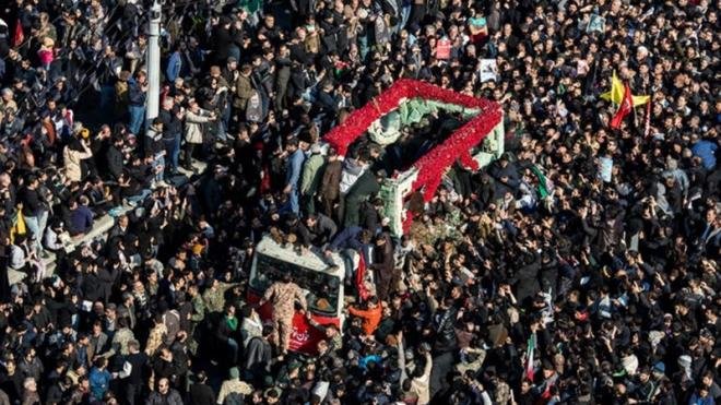 Mueren 35 personas por estampida en funeral de general Soleimani