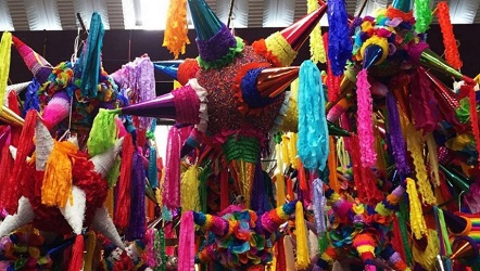 Familias artesanas de Atlacomulco dan vida a las piñatas para las tradicionales posadas