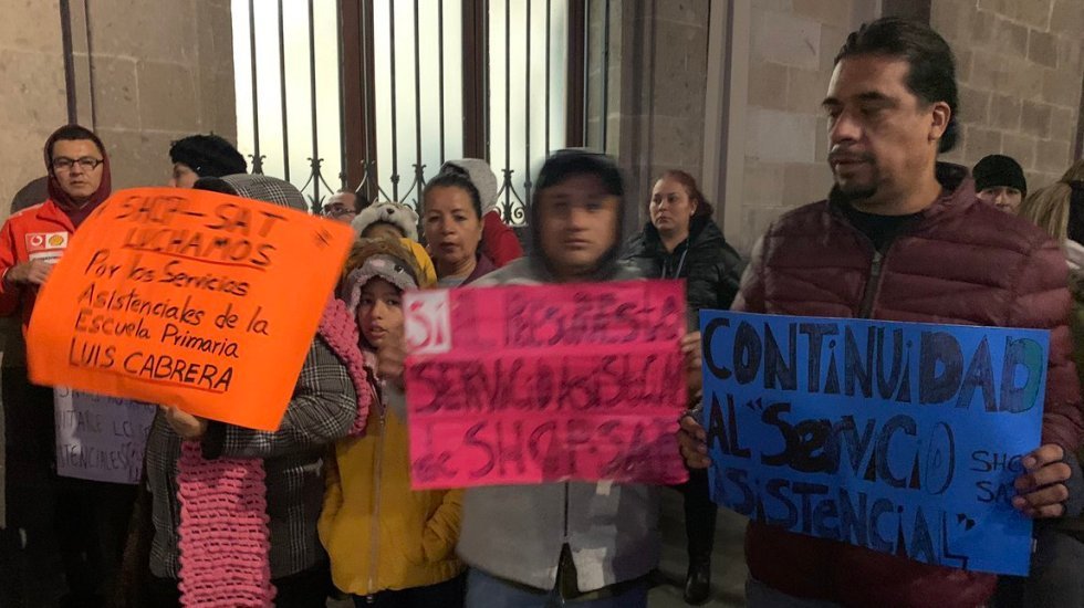 Trabajadores del SAT y Hacienda protestan afuera de Palacio Nacional