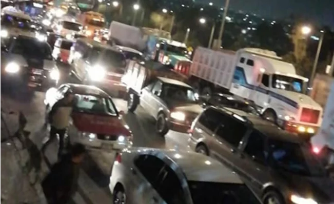 Transportistas generan caos en la México-Pachuca