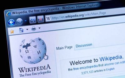 Computadora del creador de Wikipedia y logo de su primera página en venta