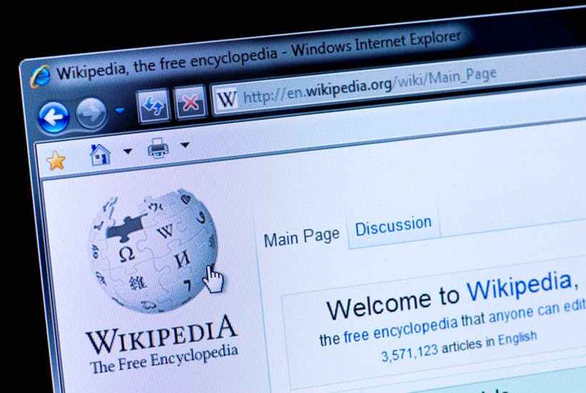 Computadora del creador de Wikipedia y logo de su primera página en venta