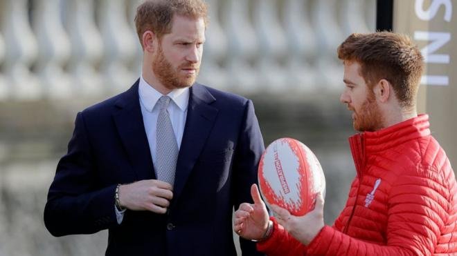 Reaparece el príncipe Harry en uno de sus últimos deberes reales