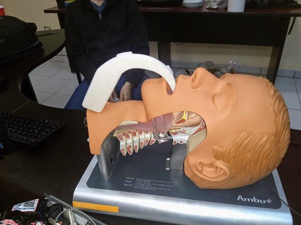 Diseñan estudiantes del TecNM videolaringoscopio para revisión de pacientes afectados por COVID-19
