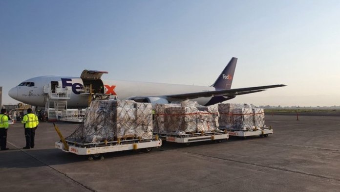 Llegan de EU ventiladores y monitores a aeropuerto de Toluca