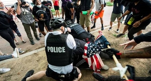 Alcalde de Minneapolis decreta toque de queda ante protestas