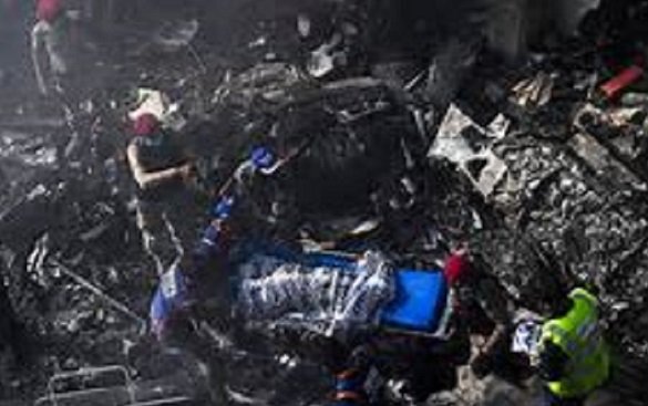Un avión se estrella en Pakistán con 107 personas a bordo