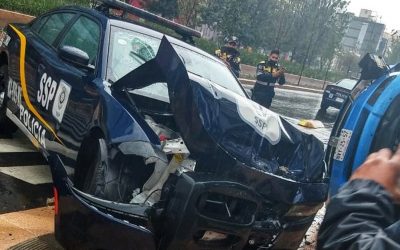 En CdMx, patrulla choca con camioneta en calzada México-Tacuba; hay 4 lesionados
