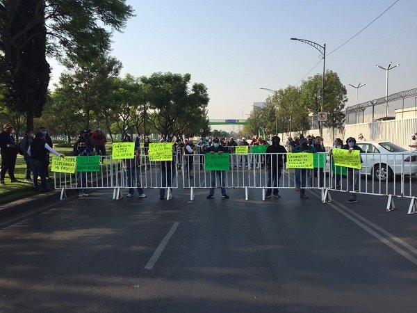 Bloquean ex policías federales Contel en Periférico Oriente