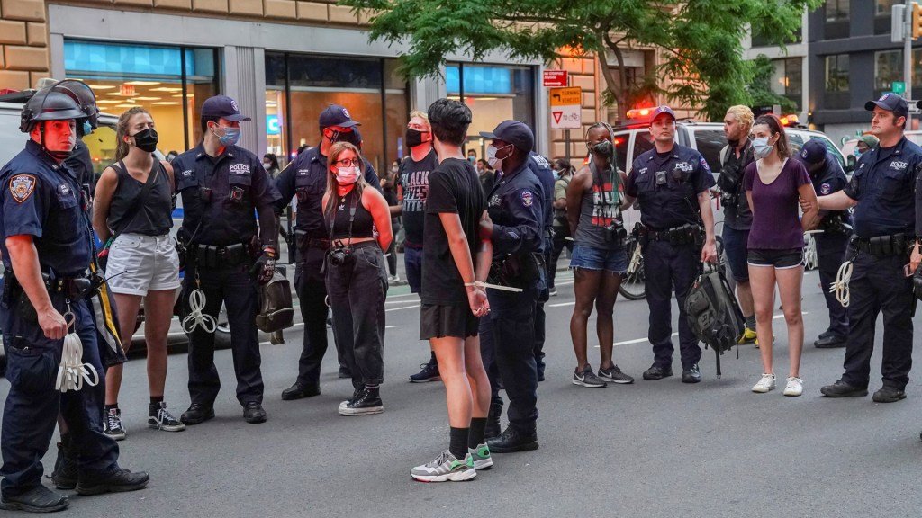 Detienen a 345 personas durante protestas en Nueva York