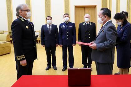 Vladimir Putin condecoró a Kim Jong-un con una medalla conmemorativa de la Segunda Guerra Mundial