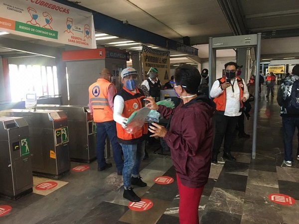 DISTRIBUYE METRO CARETAS DE PROTECCIÓN ENTRE SUS USUARIOS Y TRABAJADORES