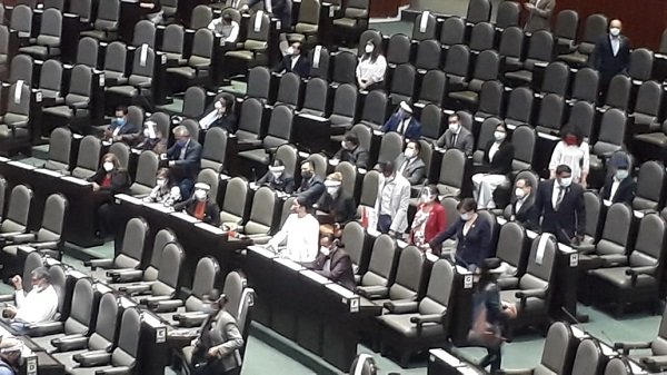 Con caretas, cubre bocas y gel antibacterial diputados federales acuden a San Lázaro para participar en el Periodo Extraordinario