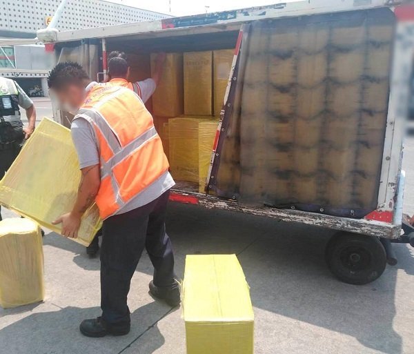 EN EL AICM, GUARDIA NACIONAL ASEGURA 111 CAJAS CON CAJETILLAS DE CIGARROS DE APARENTE PROCEDENCIA ILÍCITA
