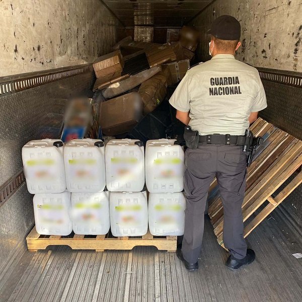 GUARDIA NACIONAL ASEGURA EN CARRETERA FEDERAL 600 LITROS DE APARENTE METANFETAMINA LÍQUIDA