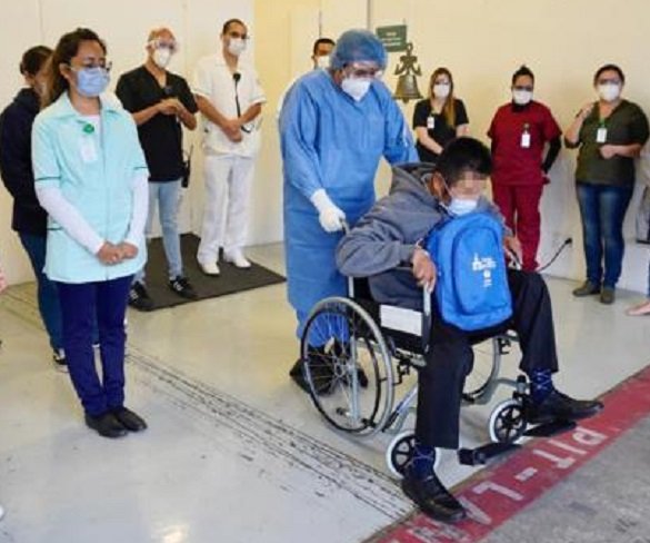 A ritmo de rock pacientes recuperados de COVID-19 egresan de la Unidad de Expansión Autódromo Hermanos Rodríguez del IMSS