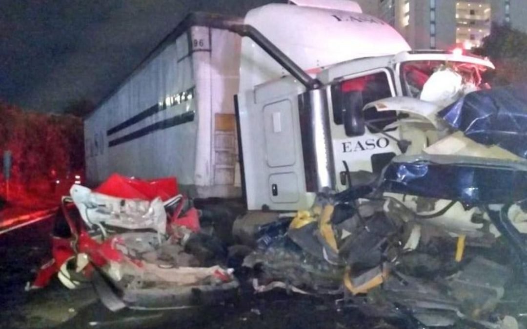 Captan momento de terrible choque entre tráiler y coche en Eje Central