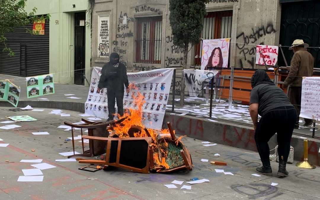 Prenden fuego en la CNDH