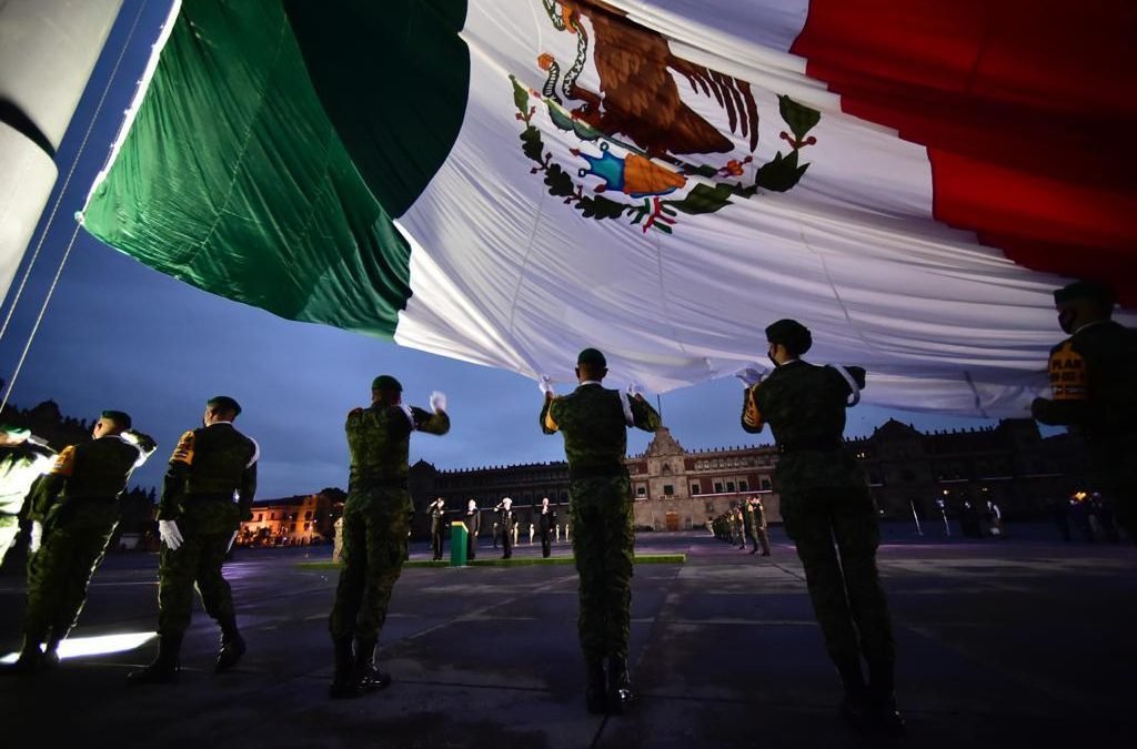 El Presidente Andrés Manuel López Obrador encabezó esta mañana en el Zócalo de la Ciudad de México la ceremonia en memoria de las víctimas de los sismos ocurridos el 19 de septiembre de 1985 y 2017.